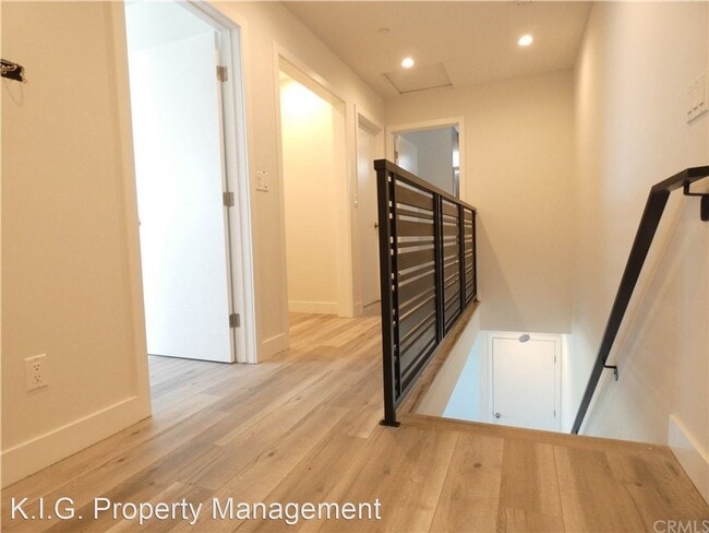 Building Photo - 3 br, 3 bath Apartment - 2104 Hauser Blvd....