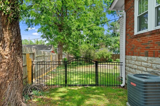 Photo - 2300 Ashwood Ave (Nashville, TN) Apartment