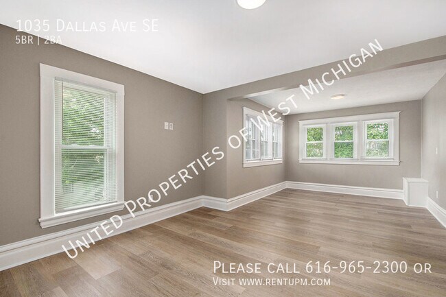 Foto del edificio - Available Now | 5 Bed 2 Bath Single Family...