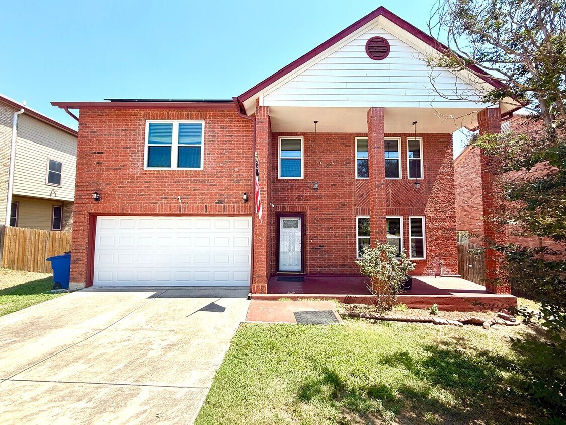 Foto principal - AVAILABLE NOW! 2- Story 4 Bedroom / 2.5 Bath Home Near Sea World!