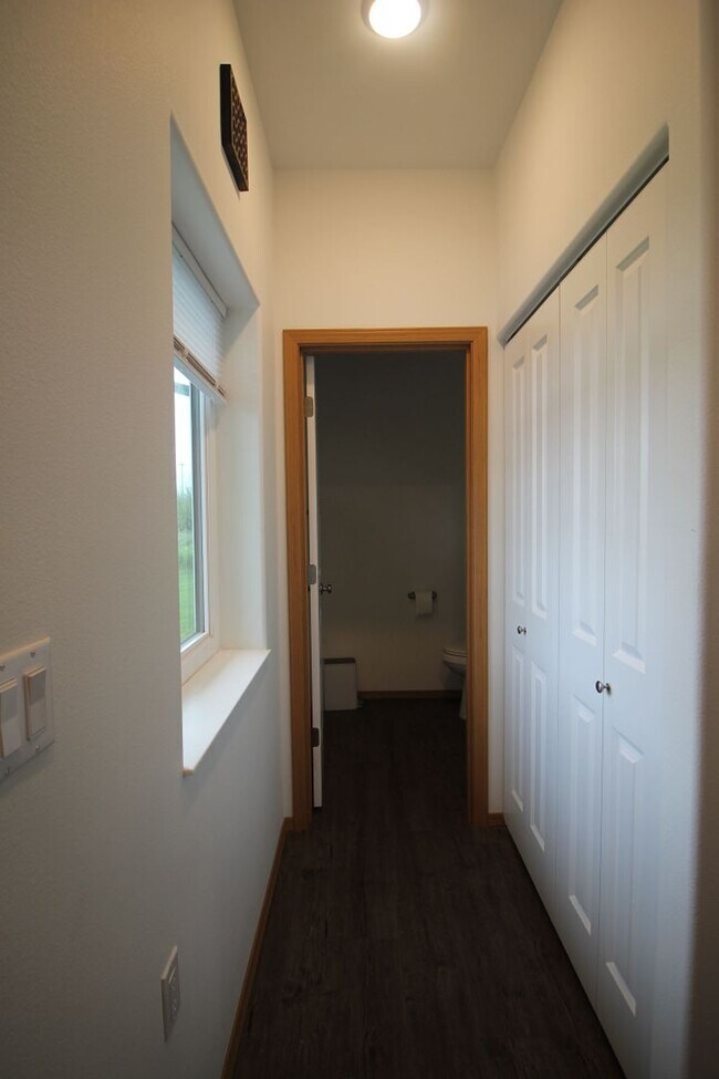 Building Photo - Beautiful spacious house in North Pole wit...