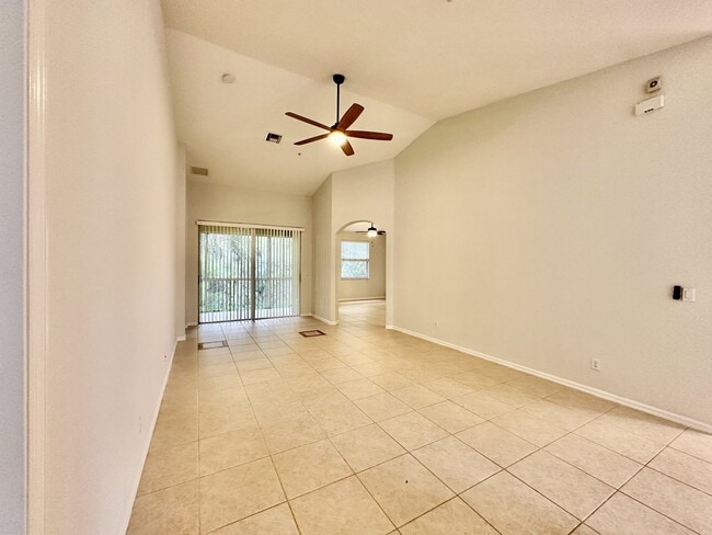 Building Photo - 1425 Mariposa Cir