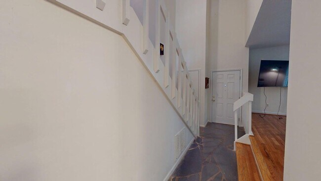 Building Photo - Rare end unit townhome in Raintree