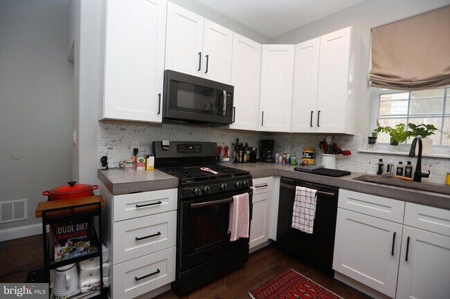 Building Photo - 1327 S 16th St