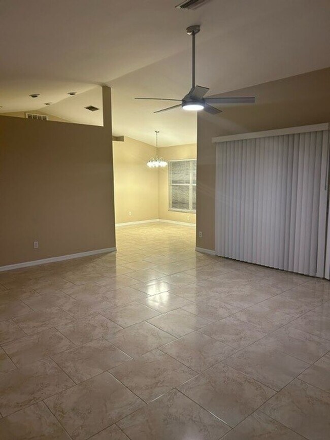 Building Photo - SW area All Tiled Home with a Fenced in Ya...