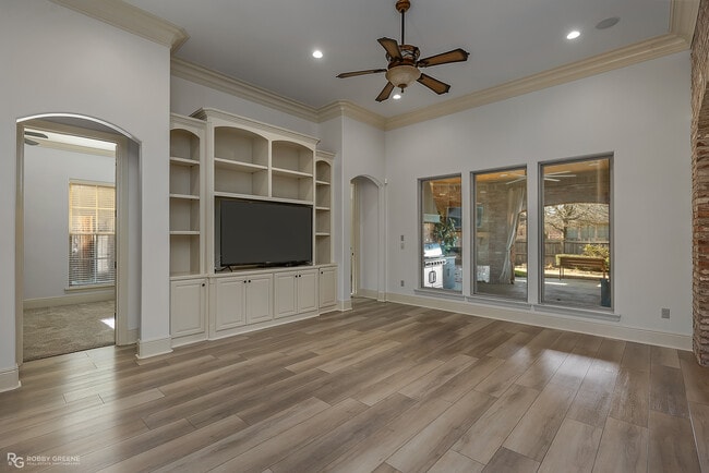 Building Photo - 322 Paris Pl