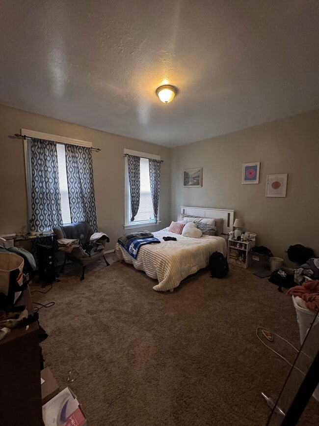 Building Photo - 4 Bed, 2 Bath in Oakland- Available Aug 1- Pitt Off Campus Housing