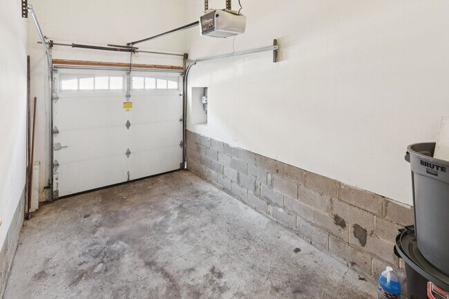 Building Photo - Beautiful 3 bedroom house