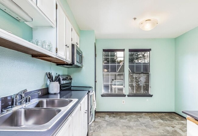 Building Photo - Rooms for Rent in Kent - 2bedroom Townhome...