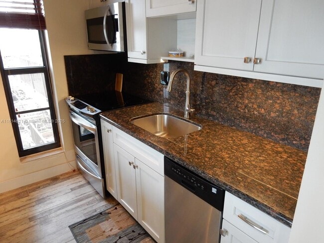 Foto del edificio - 7899 NE Bayshore Ct