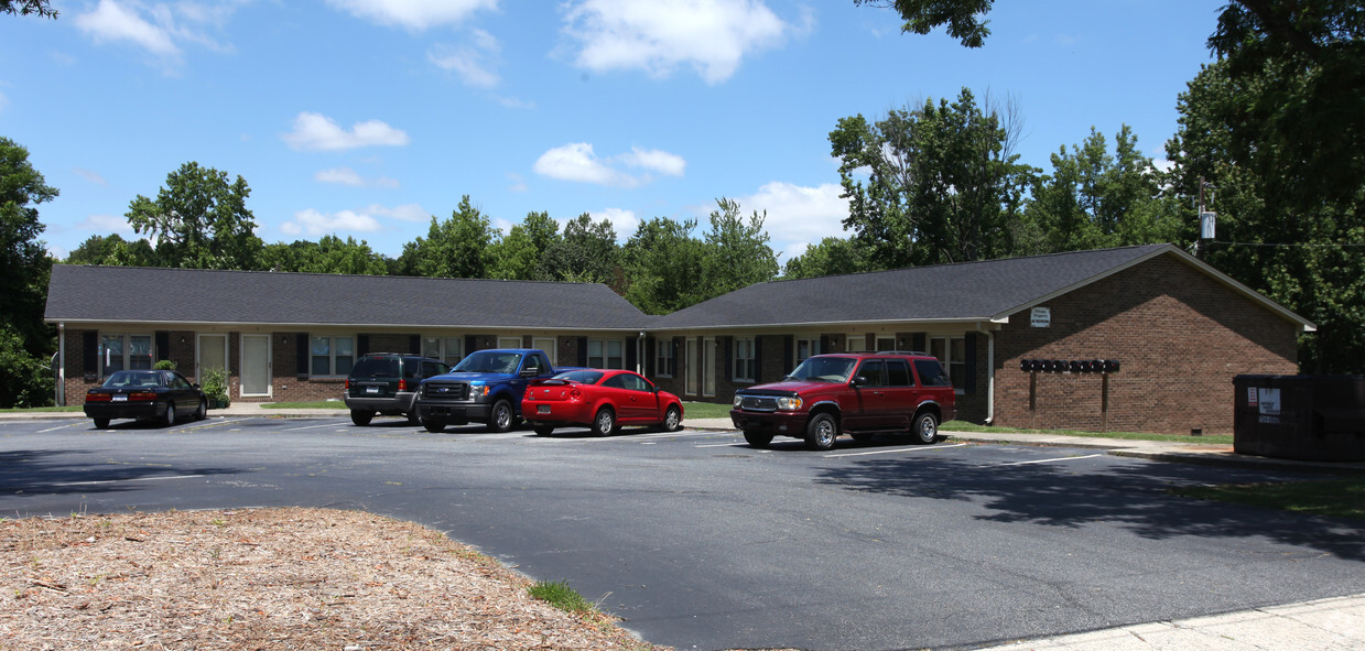 Primary Photo - Hickory Trails Apartments