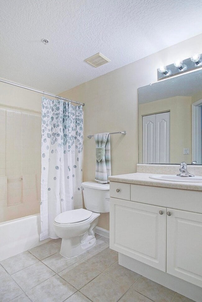 Building Photo - 5060 Fairways Cir