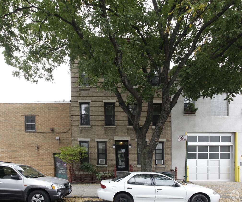 Foto del edificio - 32 Frost St