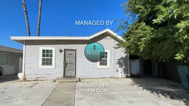 Building Photo - Charming Riverside Duplex!