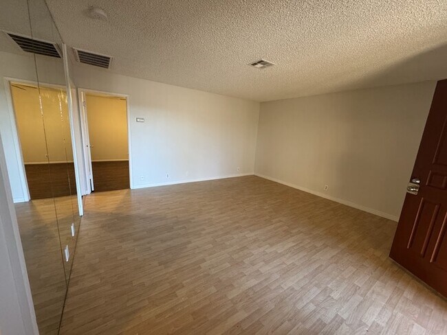 Foto del edificio - Well Maintained Condo in La Cresenta