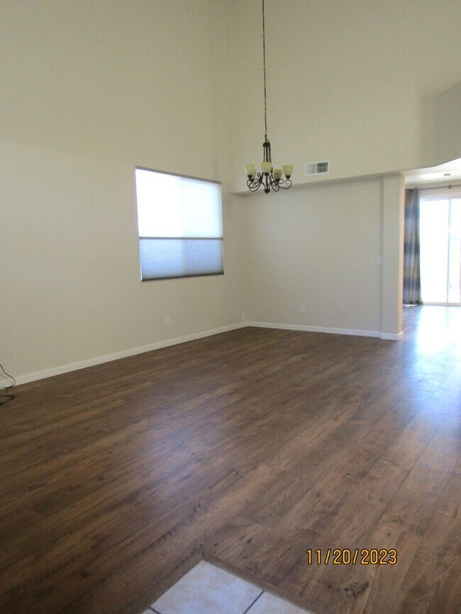 Building Photo - Spacious 4 Bedroom 2.5 Bath Home in Santa ...