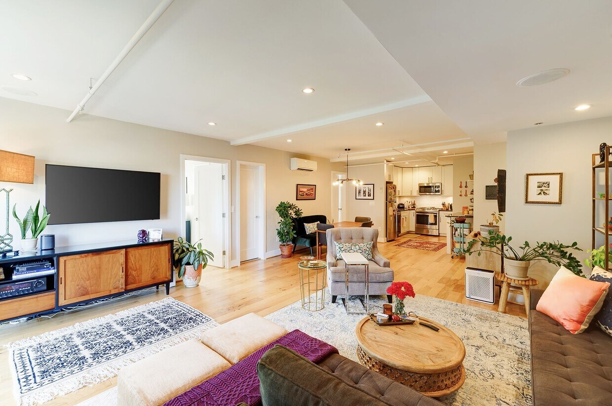 Live "La Belle Vie"! Your Spacious 2BR, 929 sf Retreat in Columbia Heights is a First-time Rental! - Live "La Belle Vie"! Your Spacious 2BR, 929 sf Retreat in Columbia Heights is a First-time Rental!