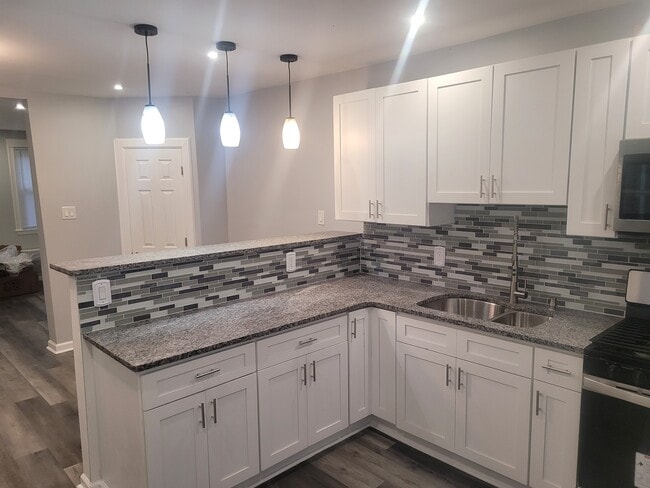 Building Photo - 305 Greenway Ave