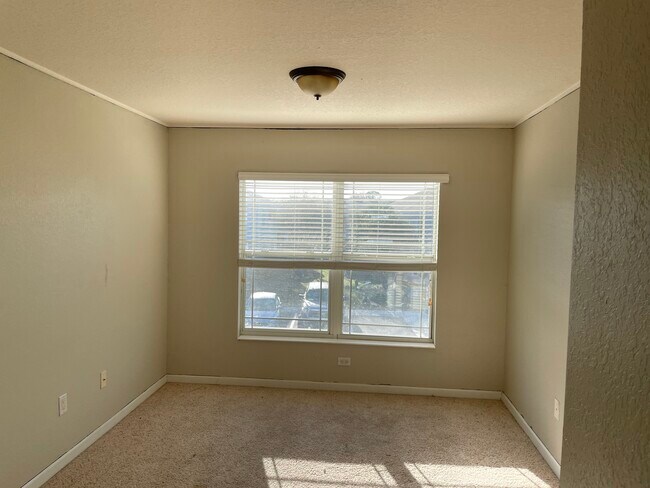 Segundo dormitorio de 11,5 pies por 11,5 pies. - 4560 SW 52nd Circle