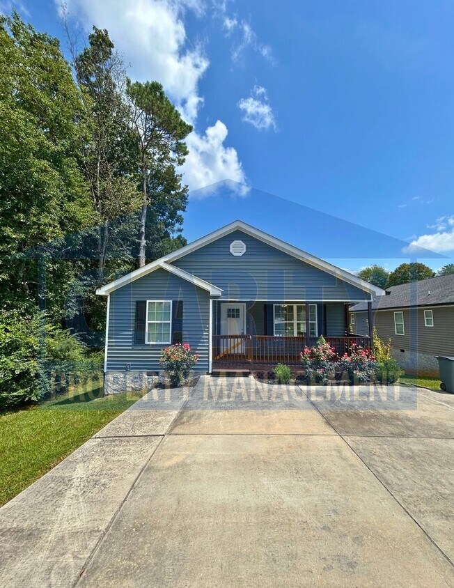 Foto principal - Charming 3 Bedroom, 2 Bath Home with Spaci...