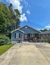 Building Photo - 2707 SE Woodland Dr