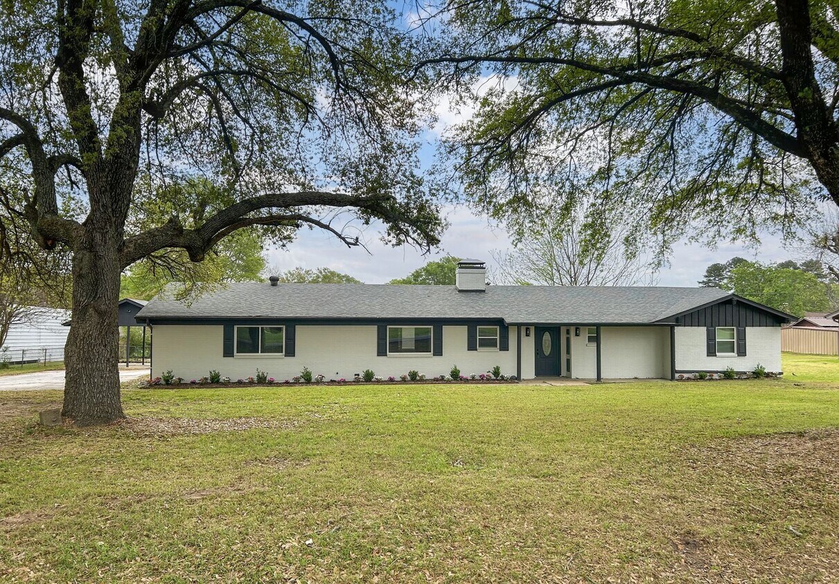 Foto principal - Available Now! Newly Remodeled 4 Bed 3 Bat...
