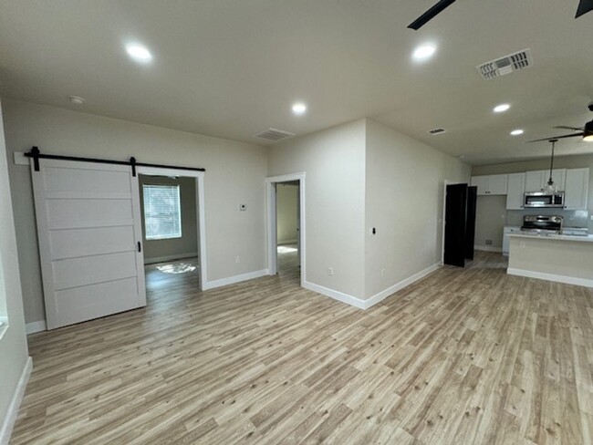 Foto del edificio - Ready For Move In - An Amazing 3/2 Modern ...