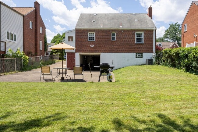 Building Photo - Charming 3-Bedroom Home on a Quiet Street ...