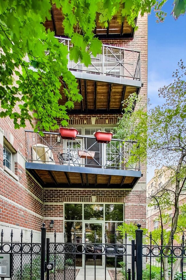 Building Photo - 4704 N Kenmore Ave