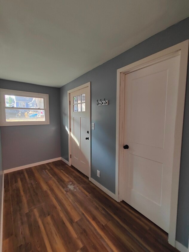 Entryway - 410 E Rose St