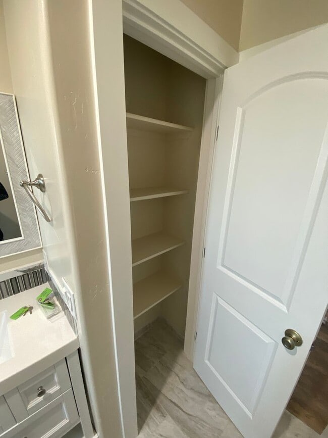 Building Photo - Gorgeous 2 Bedroom/1 Bathroom Home  **New ...