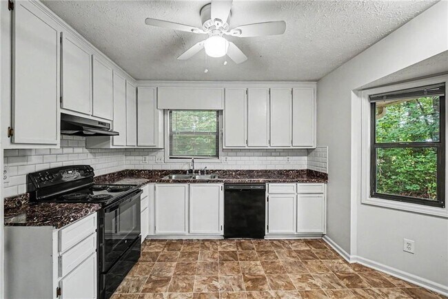 Foto del edificio - 4471 Ambras Way NW