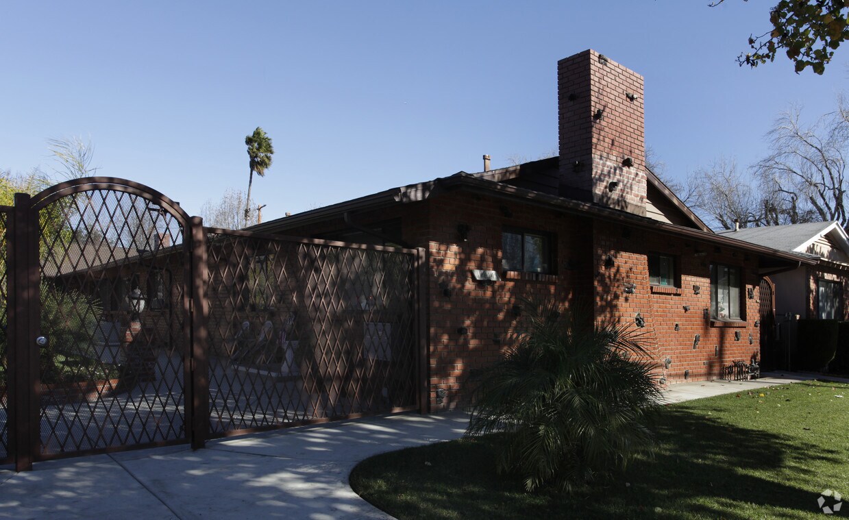 Primary Photo - 12827 Oxnard St