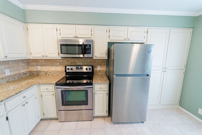 Building Photo - !!!!!!!! MOVE IN SPECIAL -- $1200 FOR FIRST 2 MONTHS!!!!!!!!  -- Come and enjoy your stay at this...