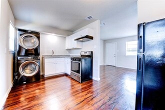 Building Photo - 5537 Cavalcade St