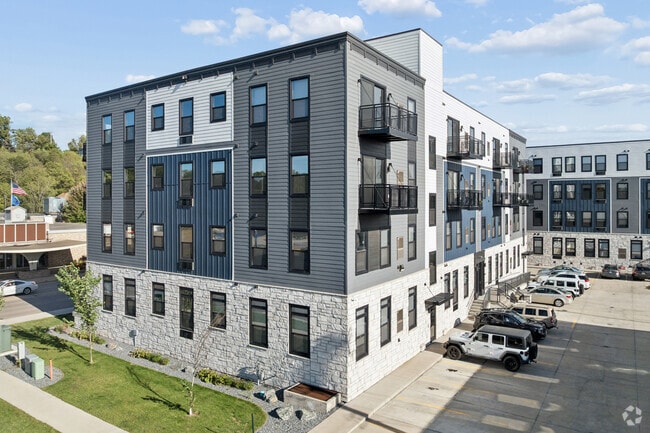 Building Photo - Seven1Five
