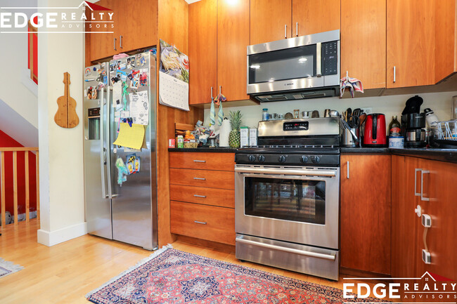 Building Photo - 225 Elm St
