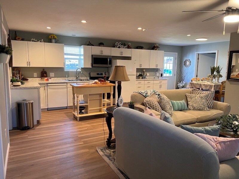 Living room and kitchen area - 20576 Sunset Ln