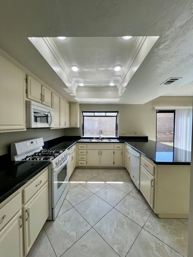 Building Photo - Spacious 4 Bedroom 3 Bath in Redlands