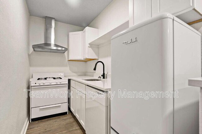 Building Photo - 3103 B Azalea Dr