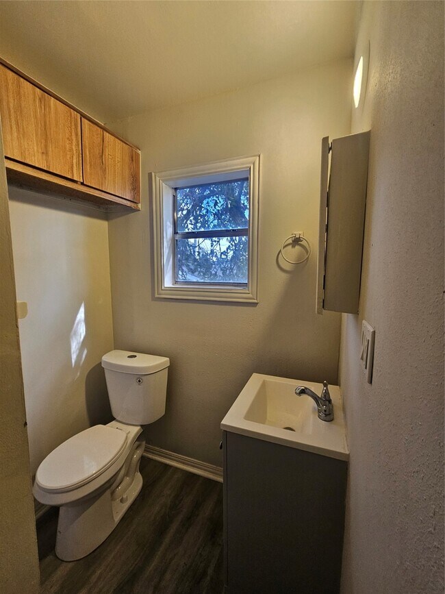 Foto del edificio - 1410 Lake Rd