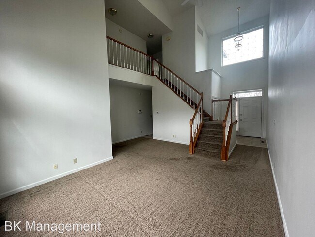 Building Photo - 3 br, 3.5 bath House - 301 E Pine Avenue