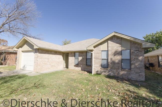 Building Photo - 3 bedroom 2 bath home with fenced in backy...