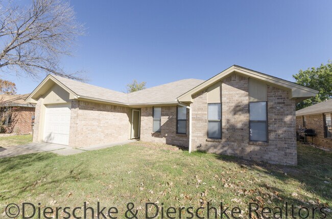 Foto del edificio - 3 bedroom 2 bath home with fenced in backy...