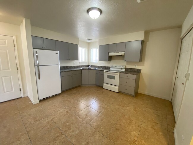 Building Photo - 3 Bed, 1 Bath Apartment w/ 1-Car Garage - ...