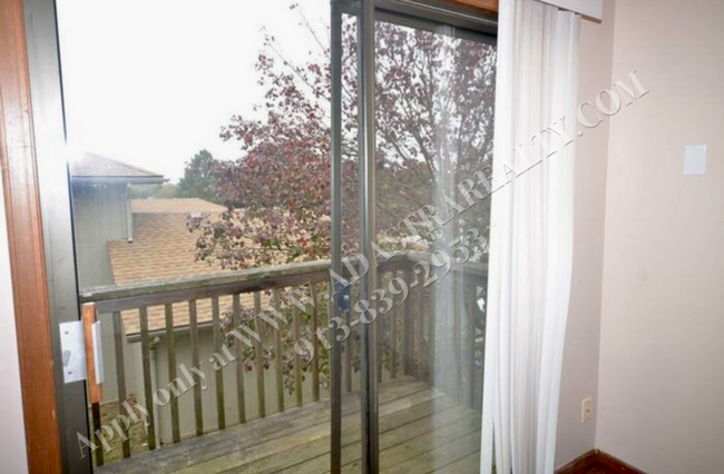 Building Photo - Beautiful 2 Bed 1 Bath Unit in Raymore-Ava...