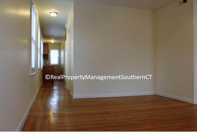 Building Photo - Conveniently located 2 bedroom