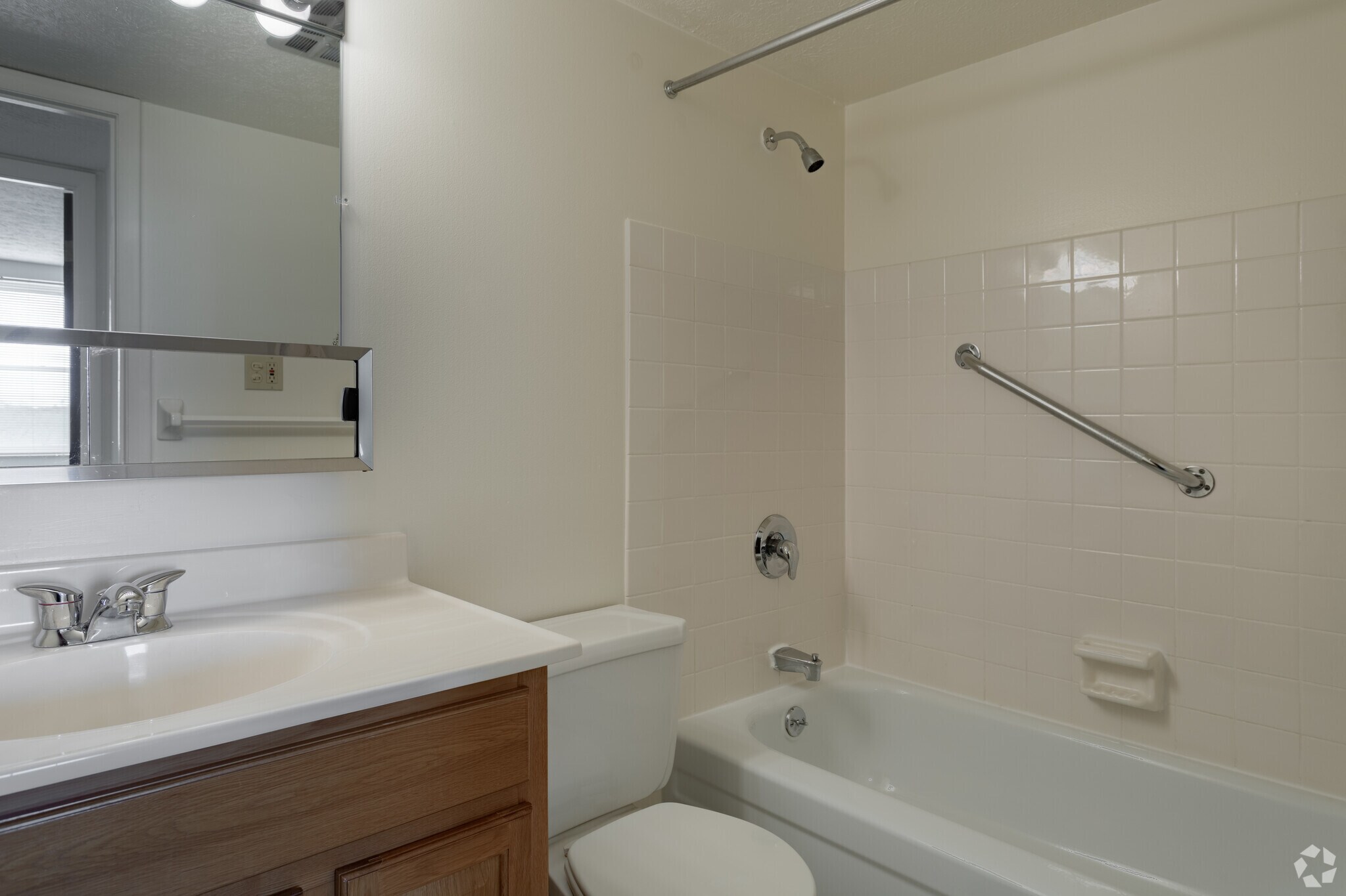 200 West Apartments – photo 4