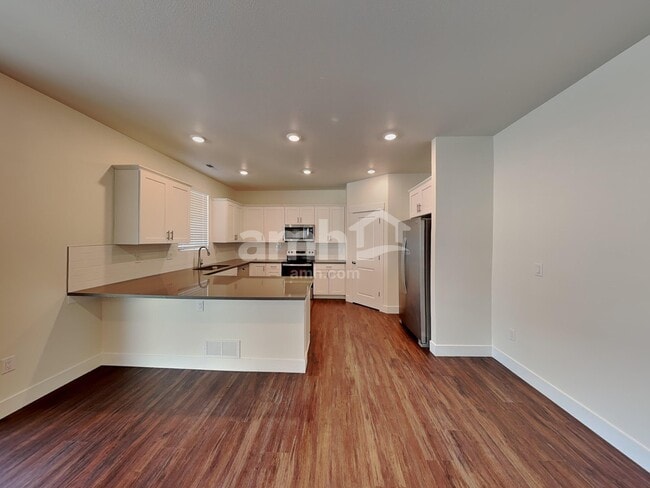 Building Photo - 793 S Oak St