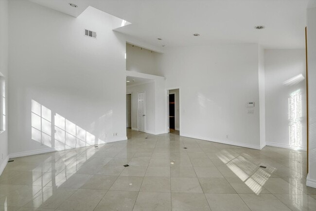 Building Photo - Get This House Now